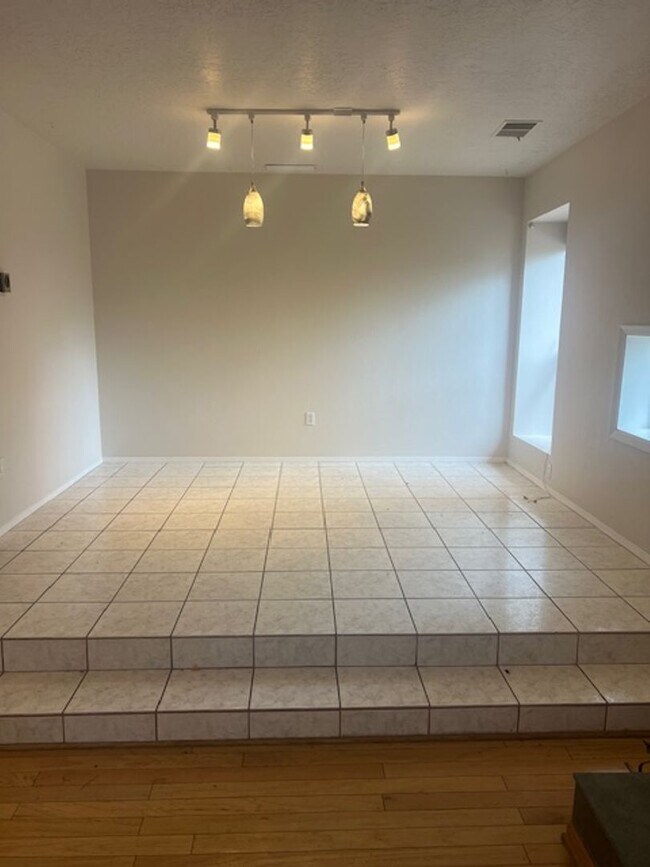 Building Photo - View, Views and more Views! Beautiful Exec...