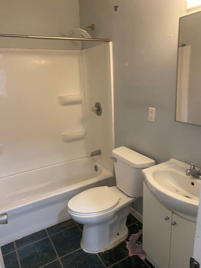 Foto del edificio - 2 bedroom 1 bath house  with fenced in yard available soon!