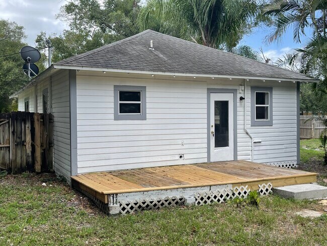 Building Photo - 808 Dayman Ave
