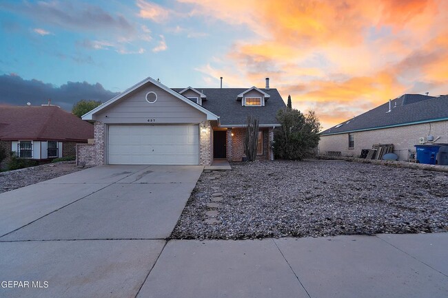 Building Photo - 637 Woodcrest Ln
