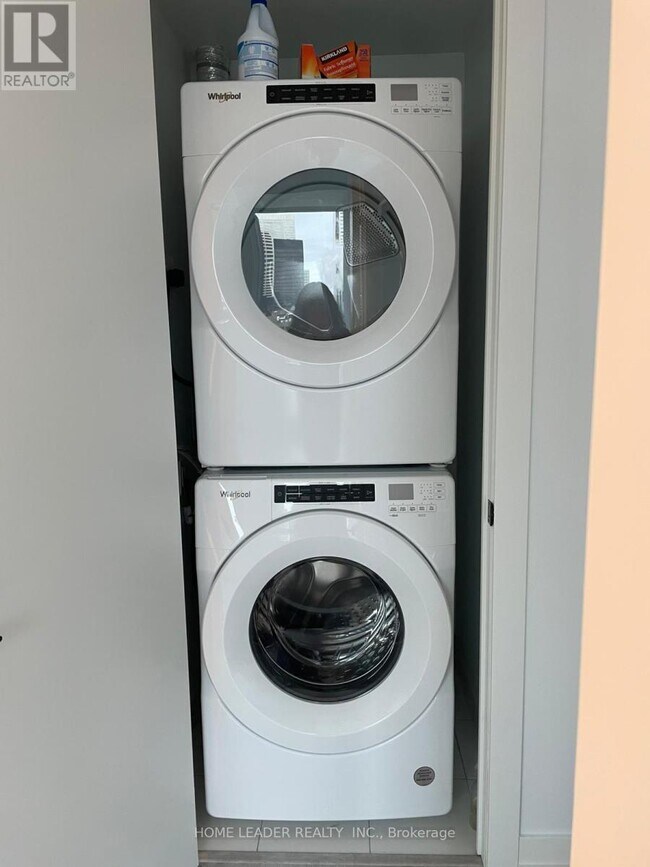 Building Photo - 327 King St W