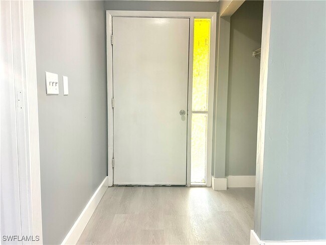 Building Photo - 652 NE 15th Ct