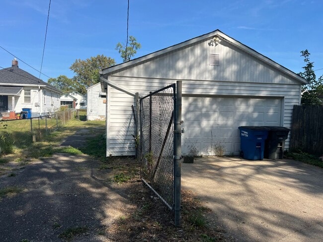 Building Photo - 2 bedrooms 1 bathroom house