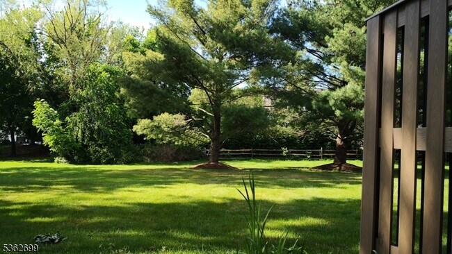 Foto del edificio - 51 Woodward Ln