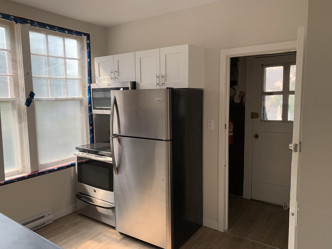 Primary Photo - 203 Yale Ave E