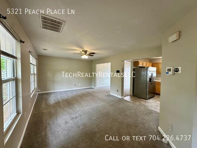 Foto del edificio - 5321 Peach Pl Ln