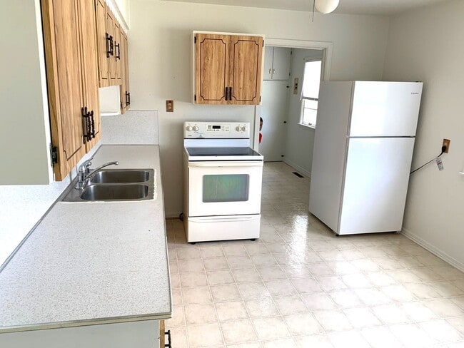 Building Photo - 1 level with 2 bedrooms & garage
