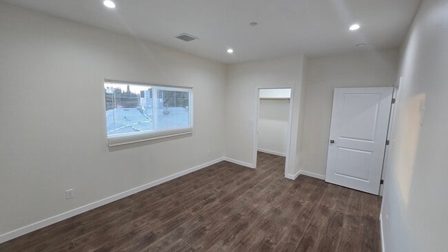 Building Photo - 6722 Simpson Ave