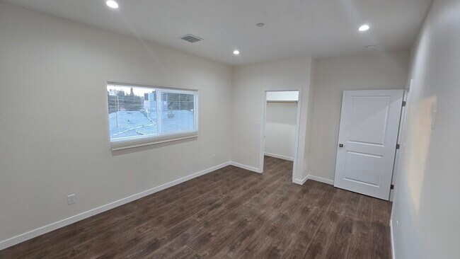 Foto del edificio - 6722 Simpson Ave