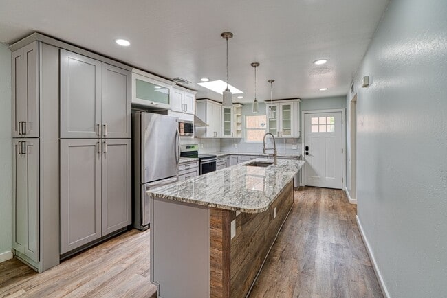 Building Photo - Beautifully Renovated 3 bedroom 2 bathroom Townhouse