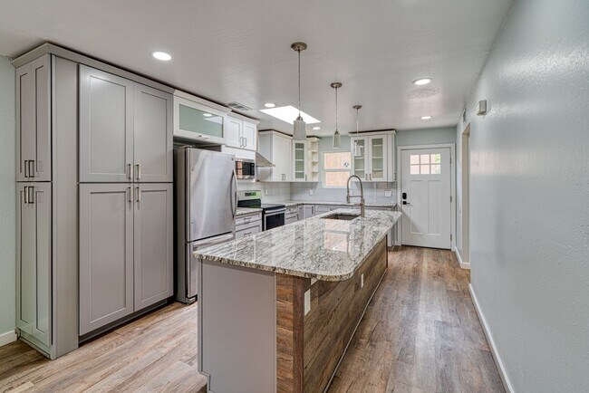 Foto del edificio - Beautifully Renovated 3 bedroom 2 bathroom Townhouse with A Chef Style Kitchen and Huge Backyard!