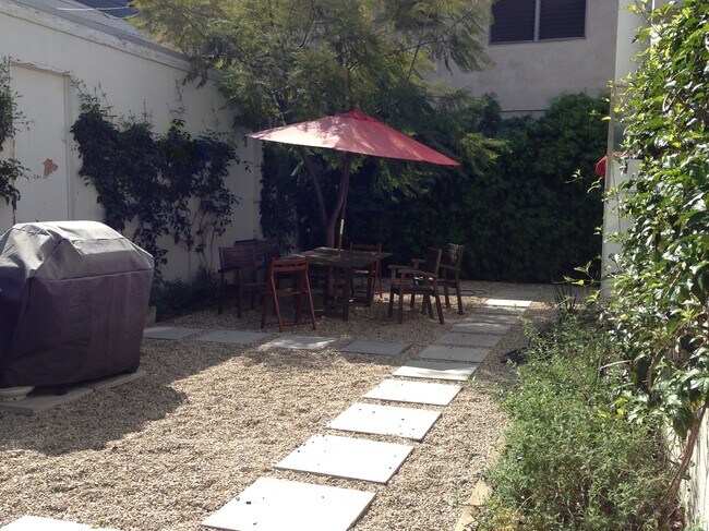 Foto del edificio - 128 S Hayworth Ave