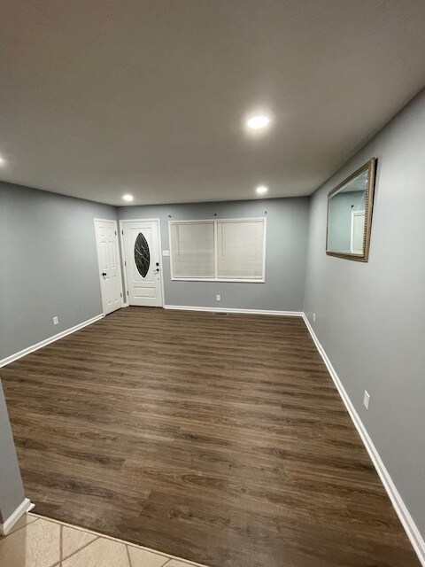 Sala de estar vista desde el área de la cocina. - 147 Longview Dr