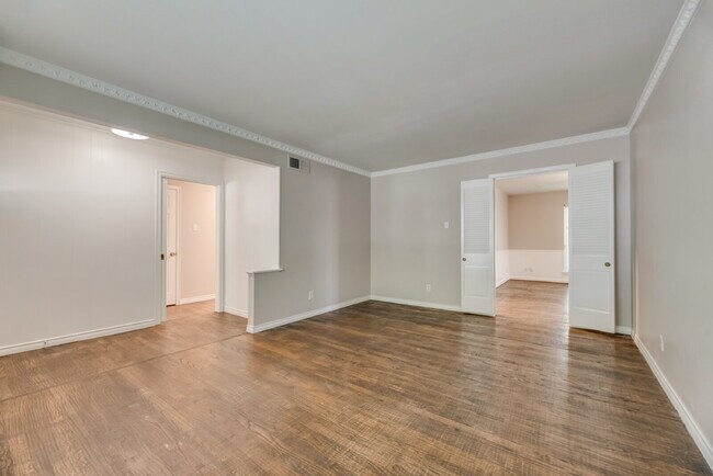 Building Photo - Gorgeous 2 Bed, 2 Bath Lochwood Home!