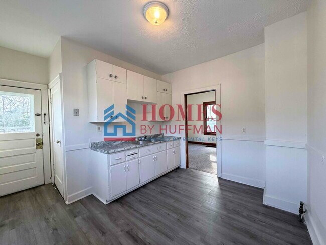 Foto del edificio - Three Bedroom House | Now Available