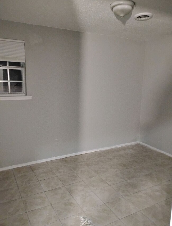 Foto del edificio - Beautifully Renovated 2BR/1BA Unit Now Leasing