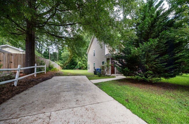 Foto del edificio - Welcome to this spacious 4-bedroom, 2.5-ba...