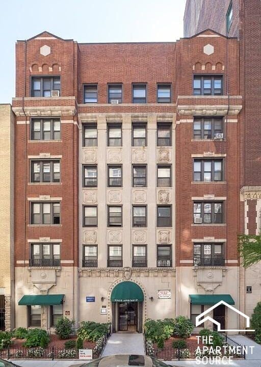 Building Photo - 433 W Roscoe St