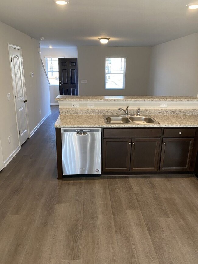 Building Photo - 2 bd 2.5 ba