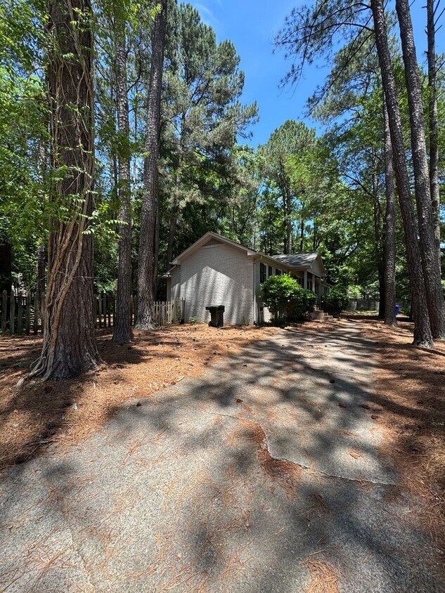 Building Photo - 2516 Foxwood Dr