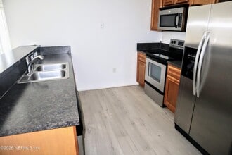 Building Photo - 8226 Green Parrot Rd