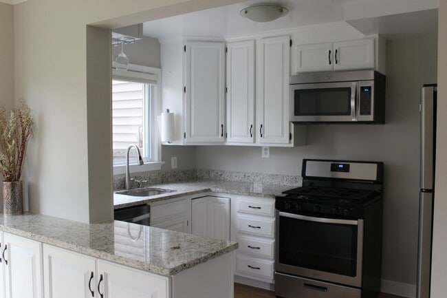 Building Photo - Alexandria/Huntington Metro - 2705 Fort Dr...