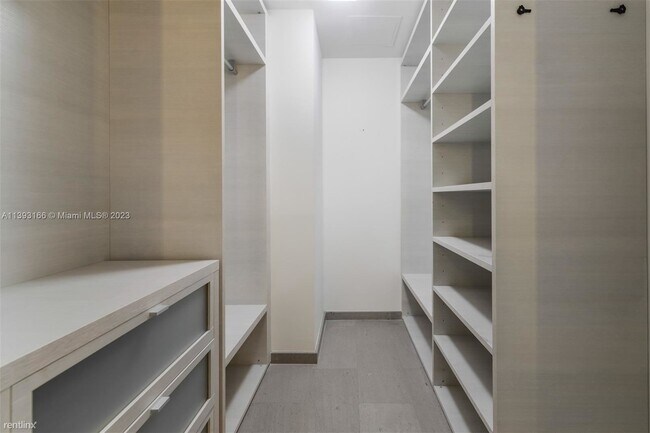 Building Photo - 2 br, 2 bath Condo - 68 SE 6th St Spectacu...