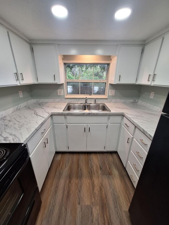 Building Photo - Calling Outdoor Enthusiasts! 3 Bedroom hom...