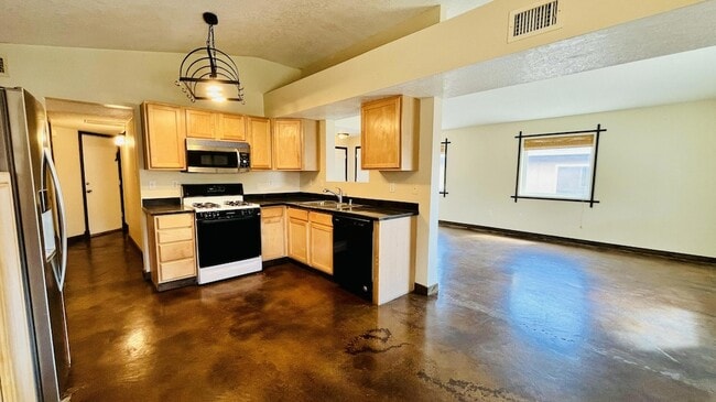 Building Photo - 5600 Mesa Ridge Rd NW
