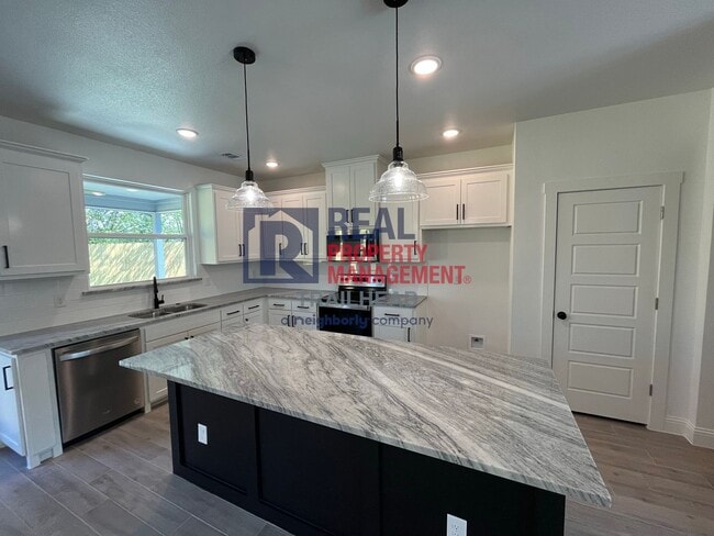 Foto del edificio - Stylish 3 Bed, 2 Bath Home in Gated Lakeside Community!