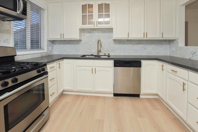 Kitchen - 1020 S Bruce Ln