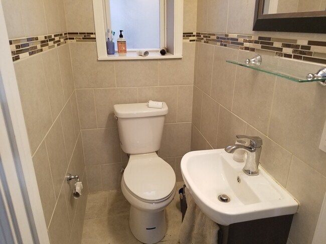 Medio baño - 1265 W Columbia Ave