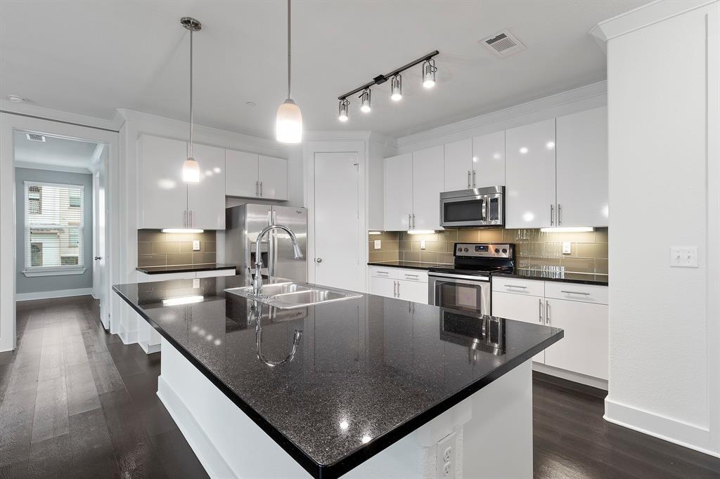 Foto principal - 3300 Towers Blvd