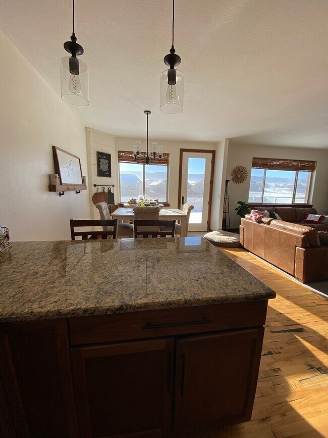 Building Photo - Spacious East Side Home with Mountain Views | 5 Bed, 3.5 Bath