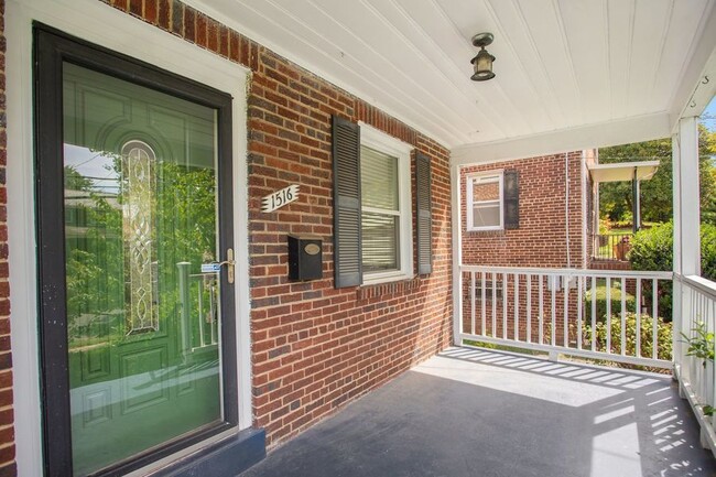 Building Photo - Beautiful Three Bed + Basement Bungalow in...