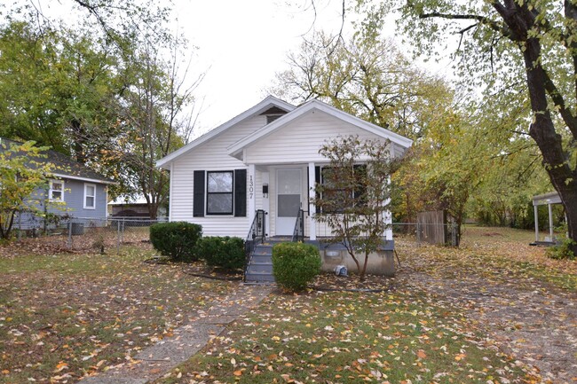 Building Photo - Charming 1 Bedroom Home Available!