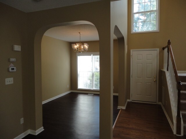 Building Photo - 2404 Goldfinch Way