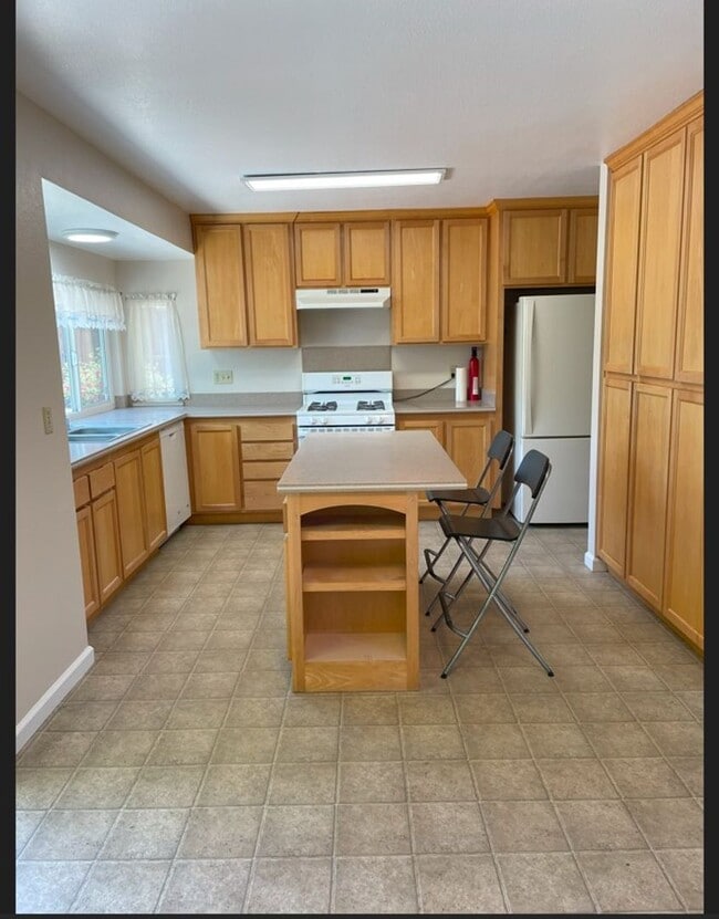 Building Photo - ~Spacious 5 Bed/2 Bath Home in D Section~ Available Now!