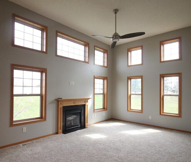 Building Photo - 3159 Frontier Dr
