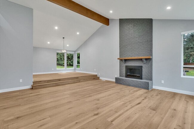 Building Photo - 4bed/2.25bath Stunning Remodeled Home on E...