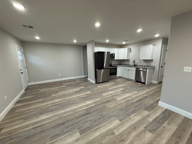 Foto del edificio - BRAND NEW BUILD: 3 BEDROOM/ 2 BATHROOM HOUSE IN CARTERVILLE MO WITH 2 CAR GARAGE!!!