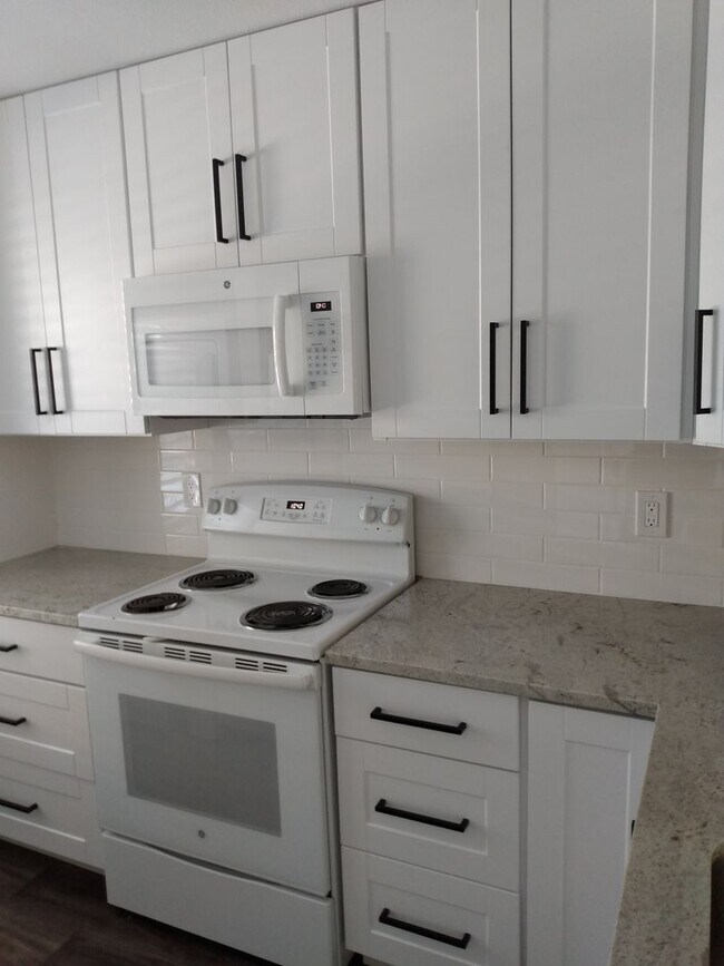 Foto del edificio - Beautifully remodeled 2 Bd/1.5 Ba townhome...