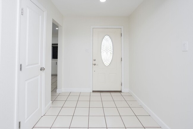 Building Photo - Beautifully Remodeled 3 Bedroom, 2 Bathroo...
