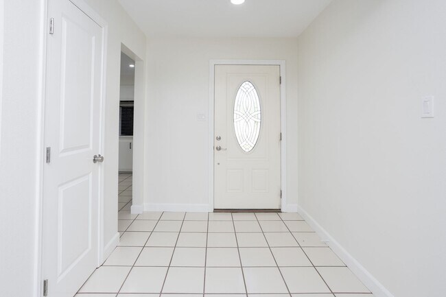 Foto del edificio - Beautifully Remodeled 3 Bedroom, 2 Bathroo...