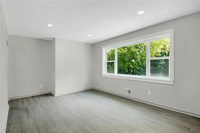 Building Photo - 2926 Monterey Dr