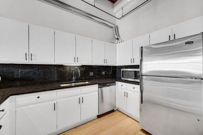 Foto del edificio - Fulton Market 2 Bed/2 Bath Timber Loft! Brand New Hardwood Floors! Rooftop Deck!