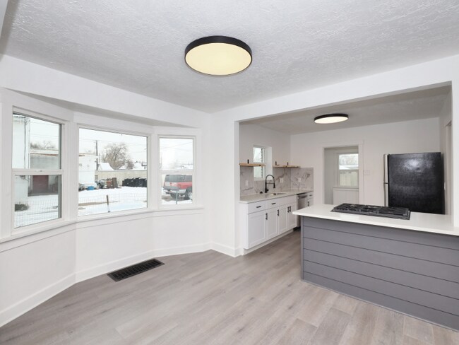 Building Photo - 2867 Kiesel Ave