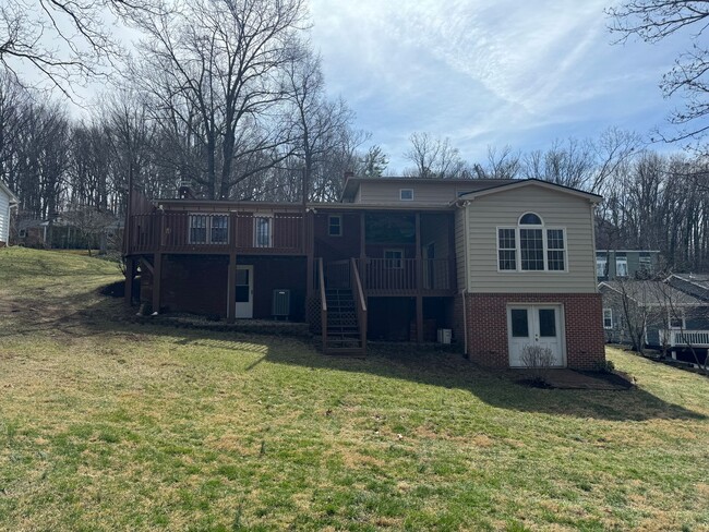 Building Photo - Amazing  split-level home in Ashby Heights!