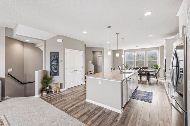 Foto del edificio - Spacious 3bed 3bath Townhome in Chaska!