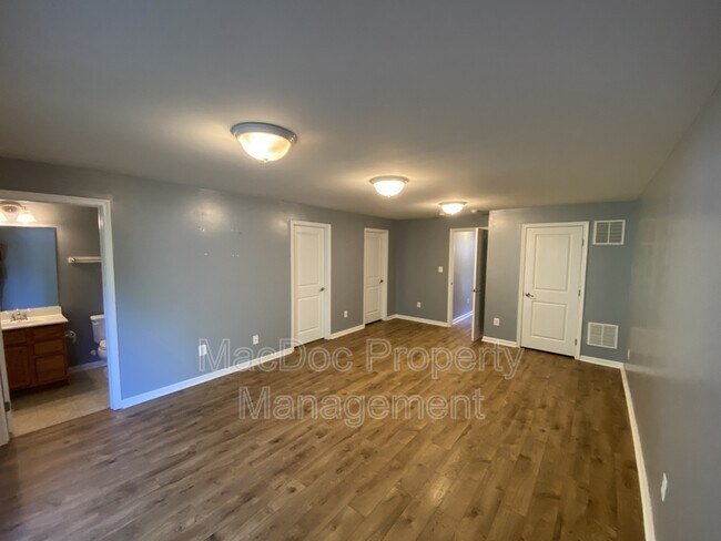 Foto del edificio - 302 Brenton Rd